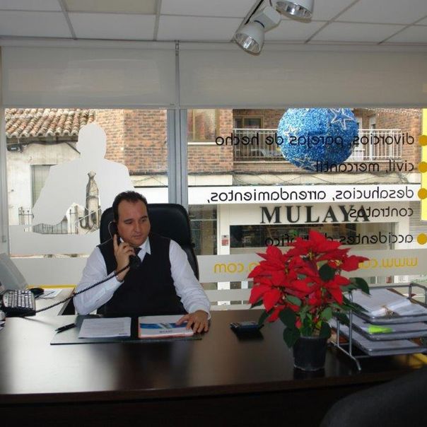 Bufete de abogados en Torrejón de Ardoz - persona al teléfono