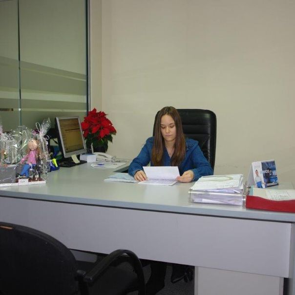 Bufete de abogados en Torrejón de Ardoz - abogada con papeles
