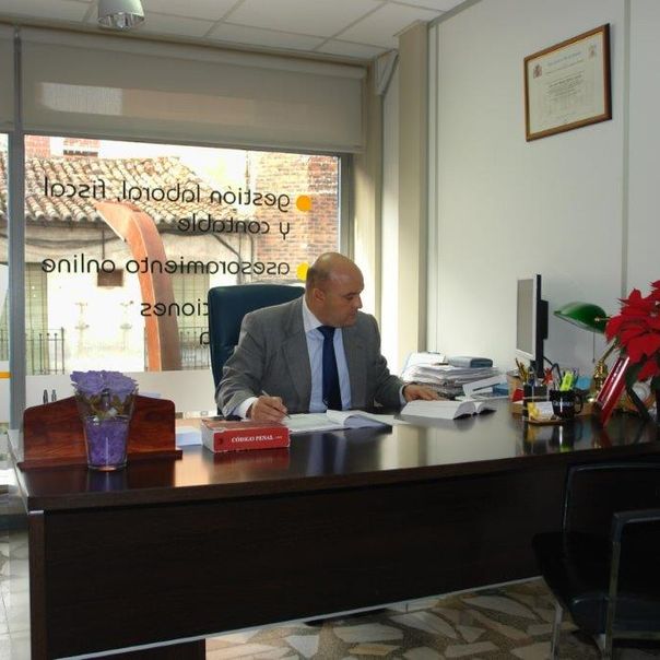 Bufete de abogados en Torrejón de Ardoz - persona mirando ordenador