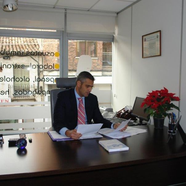 Bufete de abogados en Torrejón de Ardoz - persona leyendo documentos